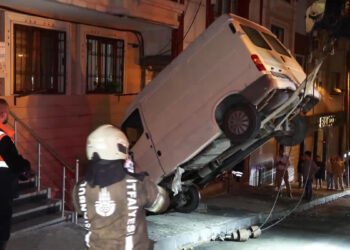 Şişli'de minibüs bina boşluğuna düştü: 1 yaralı