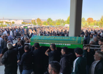 Ekskavatörle geri dönüşüm malzemeleri arasında sıkışıp ölen iş yeri sahibi toprağa verildi