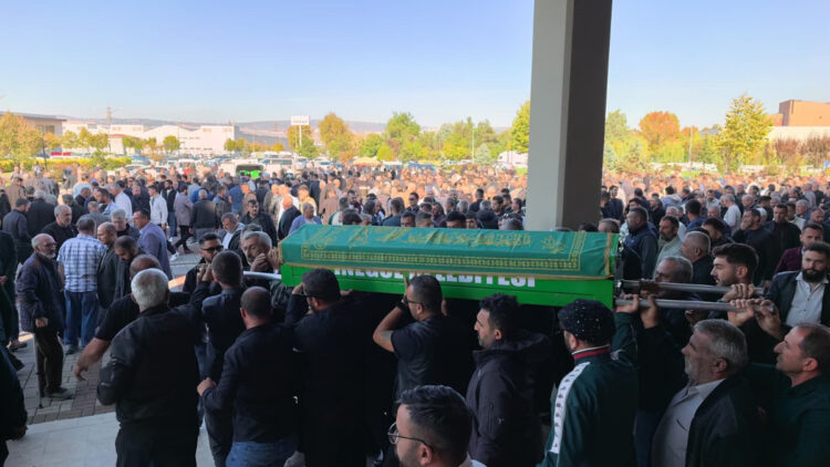 Ekskavatörle geri dönüşüm malzemeleri arasında sıkışıp ölen iş yeri sahibi toprağa verildi
