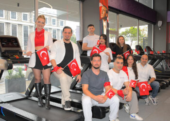 Cumhuriyet coşkusu sporla birleşti: Salon Türk bayraklarıyla donatıldı