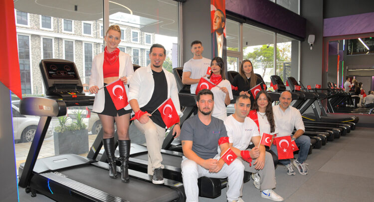 Cumhuriyet coşkusu sporla birleşti: Salon Türk bayraklarıyla donatıldı