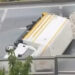 Sultangazi'de 2 araca çarpan kamyon 5 metre yüksekten bahçeye düştü