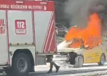 Bağcılar'da taksi yandı: Alkol testini reddeden şoför hastaneye götürüldü