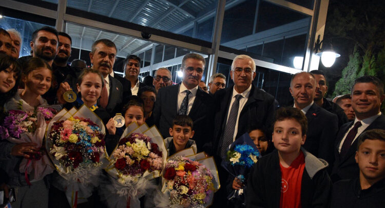 Milli Eğitim Bakanı Tekin'den, Balkan şampiyonu sporculara karşılama