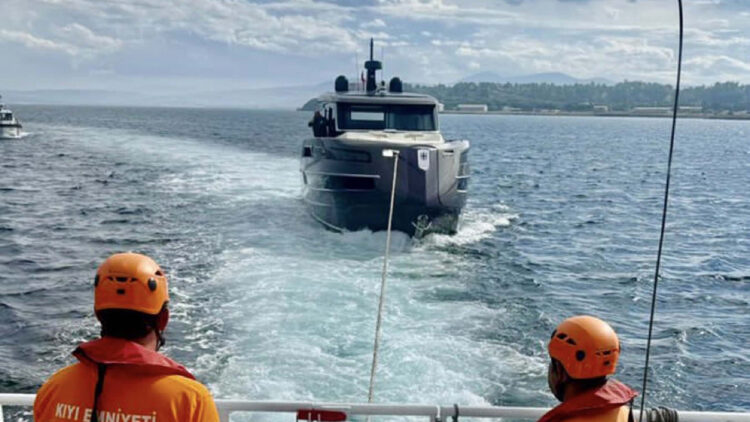 Çanakkale Boğazı'nda hareketli dakikalar: Sürüklenen tekneye kurtarıldı