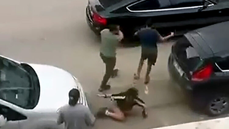 Annesini korumak için babasına böyle tepki gösterdi: Çukurova'daki kadına şiddet anı kamerada