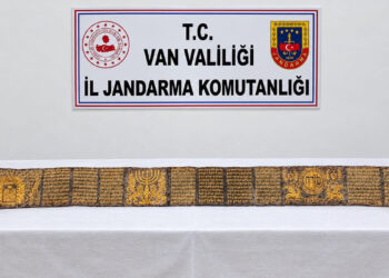 Van’da tarihi eser operasyonu: Altın yaldızlı Tevrat ele geçirildi