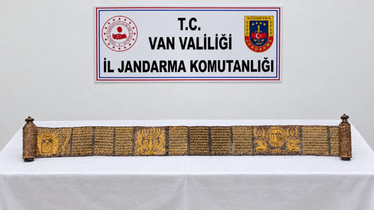 Van’da tarihi eser operasyonu: Altın yaldızlı Tevrat ele geçirildi