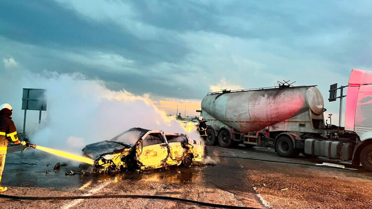 Adana'da korkutan kaza: TIR ile çarpışan otomobil yandı, 1 kişi yaralandı