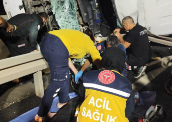 Mardin'de kamyon devrildi: Şoförü kurtarılamadı