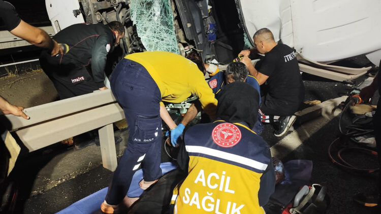 Mardin'de kamyon devrildi: Şoförü kurtarılamadı