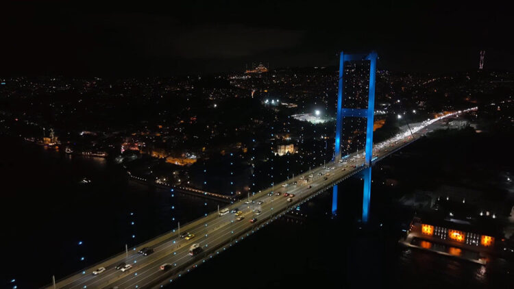 İstanbul Boğazı’nda görsel şölen: Köprüler turkuaz renge büründü
