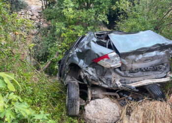 Uçurumdan yuvarlanan otomobilde can pazarı: 20 yaşındaki sürücü ağır yaralı