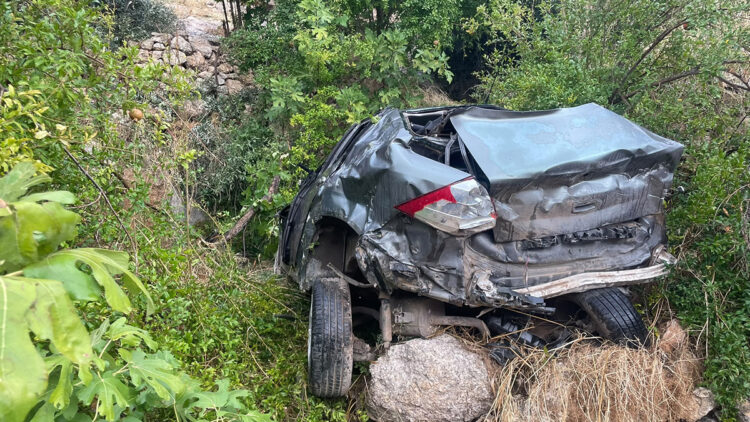 Uçurumdan yuvarlanan otomobilde can pazarı: 20 yaşındaki sürücü ağır yaralı