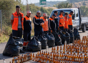 Gölbaşı Belediyesi ekipleri topladıkları şişeleri sergiledi