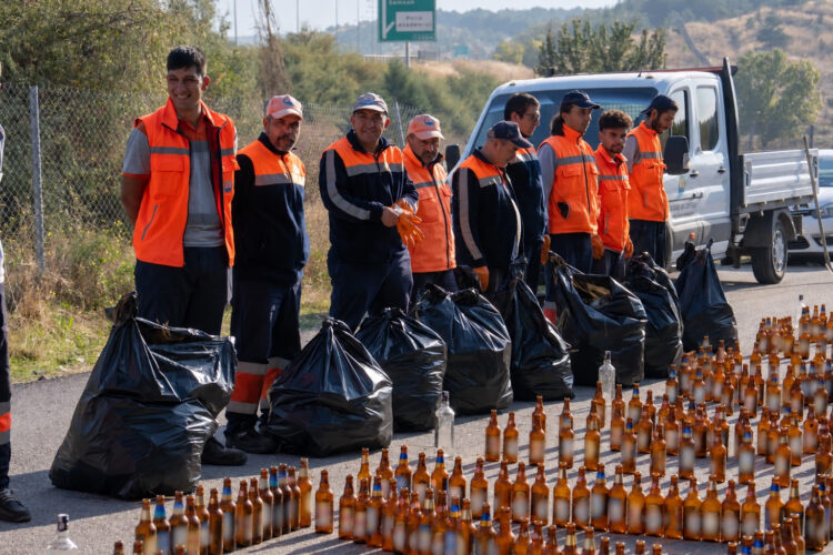 Gölbaşı Belediyesi ekipleri topladıkları şişeleri sergiledi