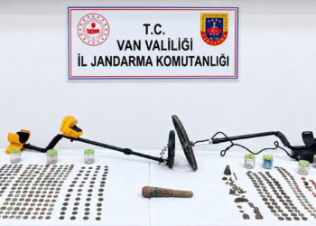 Van'da tarihi eser operasyonu: Roma dönemine ait 529 sikke ele geçirildi!