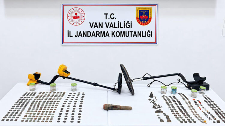 Van'da tarihi eser operasyonu: Roma dönemine ait 529 sikke ele geçirildi!
