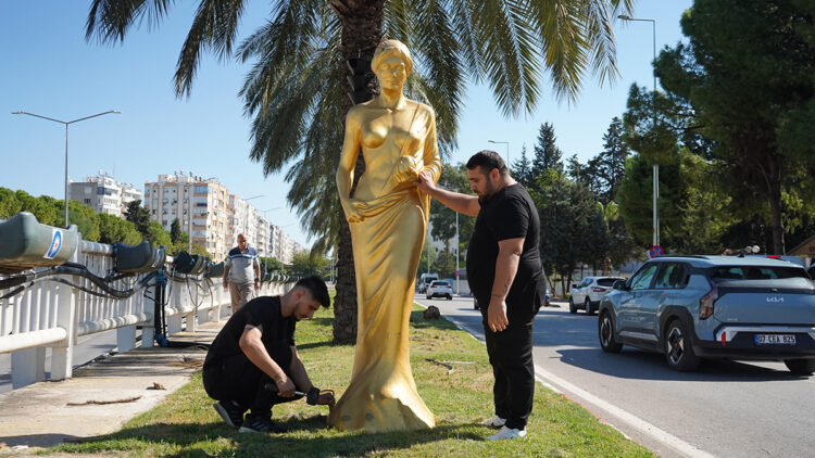 Altın Portakal Film Festivali öncesi Venüs heykelleri kenti süslüyor