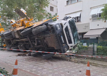 Kadıköy'de vinç devrildi: 11 katlı binaya ve 2 araca çarptı
