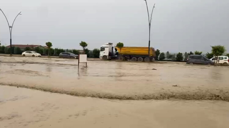Hatay'da kuvvetli yağış ve dolu tarım arazilerini vurdu: Ekinler zarar gördü