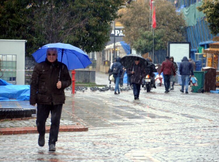 Meteoroloji'den Türkiye geneline sağanak uyarısı! 13 Ekim il il hava durumu: Bugün hangi şehirlerde yağmur yağacak?