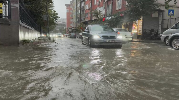 İstanbul'da sağanak bilançosu ağırlaşıyor! 2 bin 518 ihbar, 1277 su baskını ve 15 heyelan