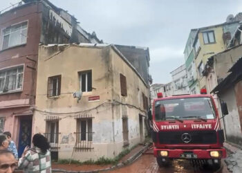 Fatih'te 3 katlı binanın terasında korkutan yangın; alevler bitişikteki binanın çatısına sıçradı