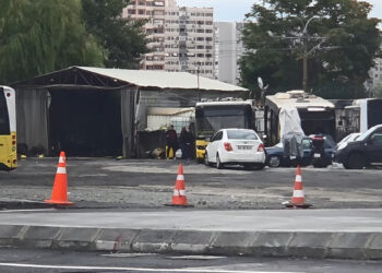 Ataköy'de yangın: İETT otobüslerinin park halinde beklediği alandaki bekçi kulübesi küle döndü