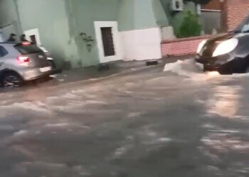 Sarıyer’de sağanak etkili oldu; hastaneyi ve evleri su bastı