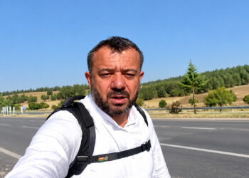 Kahramanmaraş'tan başlayan kutsal yolculuk: Yürüyerek ve otostop çekerek umreye gidiyor