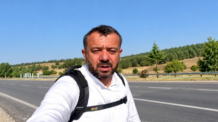 Kahramanmaraş'tan başlayan kutsal yolculuk: Yürüyerek ve otostop çekerek umreye gidiyor