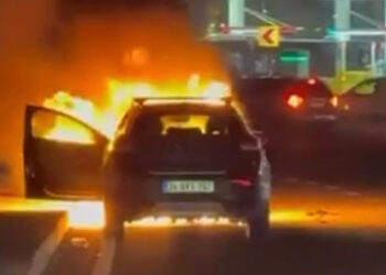 Kağıthane’de seyir hâlindeki cip alev alev yandı: Sürücü, aracı kenara çekti