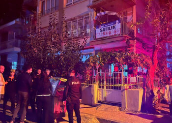 Mersin'de gece yarısı tahliye! 3 katlı binada zemin çöktü