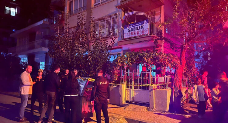 Mersin'de gece yarısı tahliye! 3 katlı binada zemin çöktü