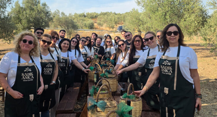 Sadık Amca Zeytinyağları’nda erken hasat dönemi başladı, kendine has kültürünü sürdürüyor
