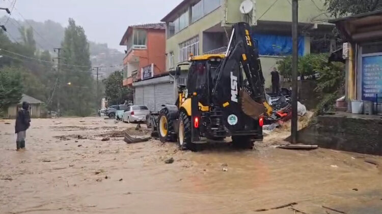 Zonguldak'ta yoğun sağanak: Dereler taştı, istinat duvarı çöktü