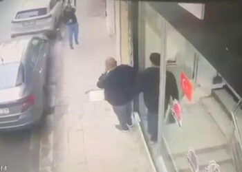 Zeytinburnu'nda esnaf kendisini tehdit eden saldırganı silahla yaraladı; güvenlik kamerası görüntüleri ortaya çıktı
