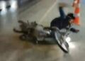 TIR’dan yola dökülen yağ nedeniyle motosiklet devrildi