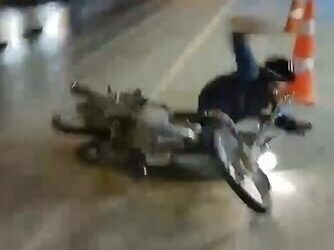 TIR’dan yola dökülen yağ nedeniyle motosiklet devrildi