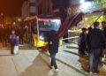 Park halindeyken freni boşalan özel halk otobüsü 2 otomobile ve manav dükkanına çarptı