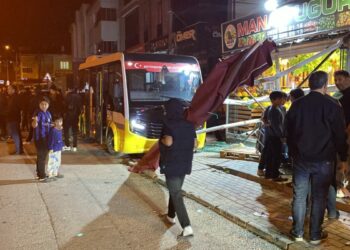Park halindeyken freni boşalan özel halk otobüsü 2 otomobile ve manav dükkanına çarptı